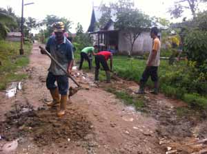 Warga dan Pelajar Goro Perbaikan Jalan Telaga Puri, GAS Secara Swadaya